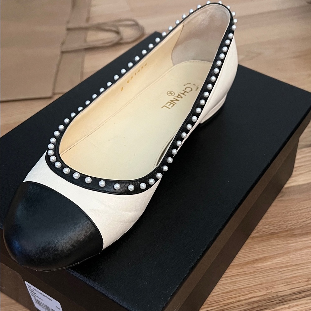CHANEL Pearl Black Cream Lambskin CC Ballet Cap toe Flats 2016 - Picture 1 of 16